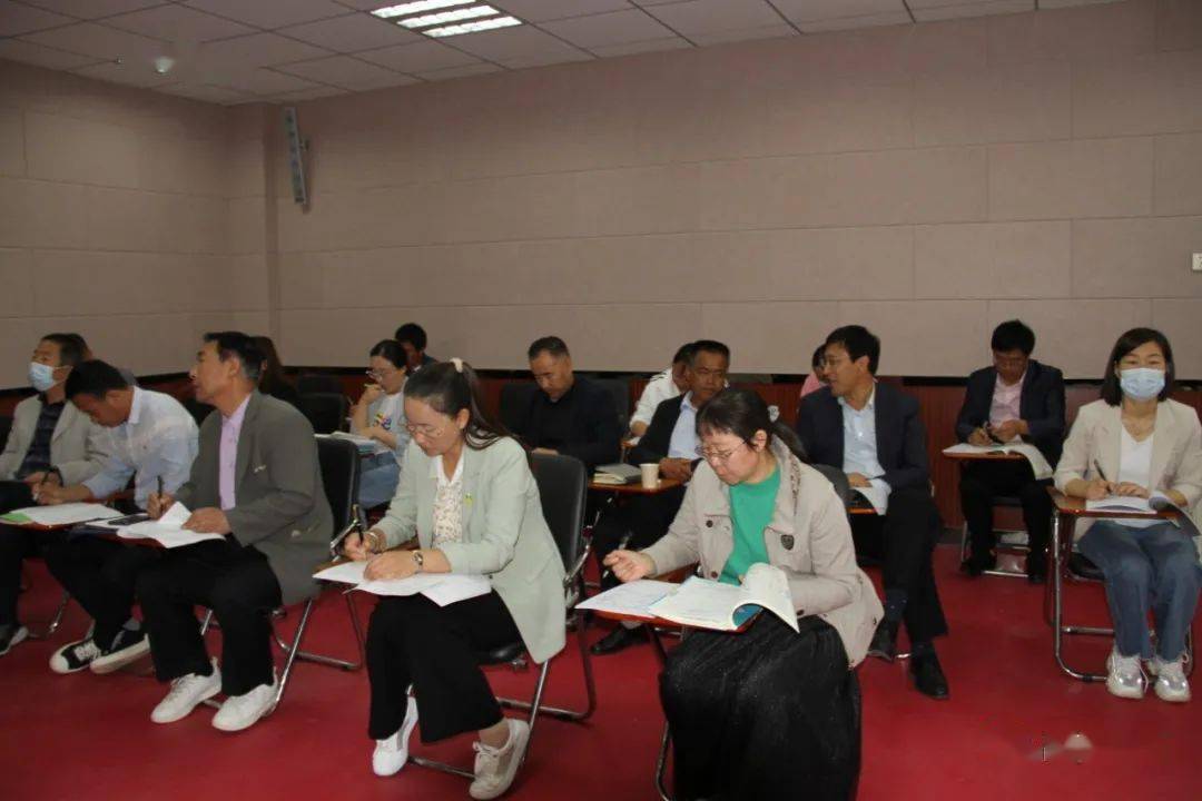 学术报告厅召开了隆德县九年级教育教学视导活动会议,全县初中校长