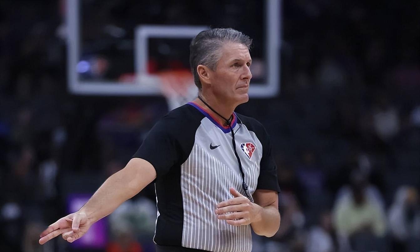 这场比赛裁判福斯特的判罚引发很大的争议,不少球迷表示"主场哨"太