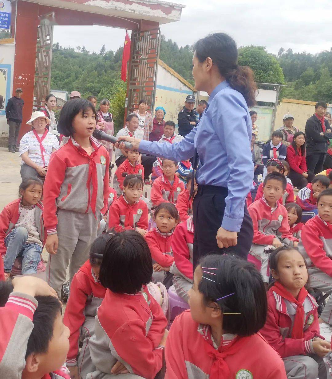 2022年6月6日,宣威市人民检察院组织第三,第五检察部前往宝山镇明德