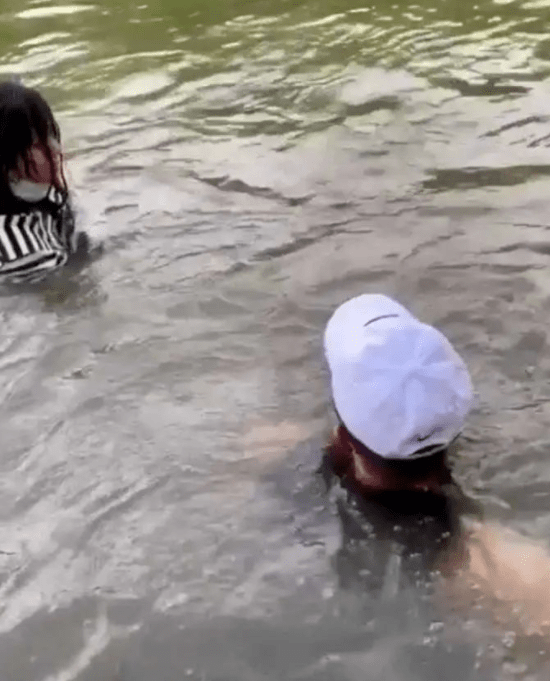 济南一女子不慎落水,他"咚"的一声立马跳湖救人!