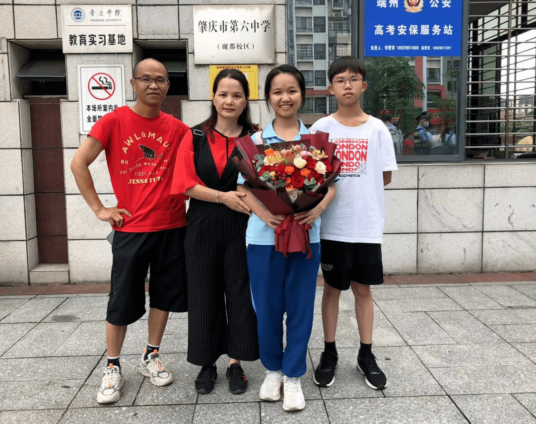 端州中学考生黄钰然手拿着爸爸妈妈送的鲜花,一脸幸福地说:"终于考完