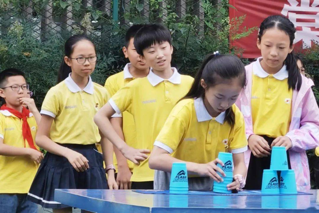 也是附小开设"附小吉尼斯记录"后的第一届飞叠杯比赛,参赛选手以班级