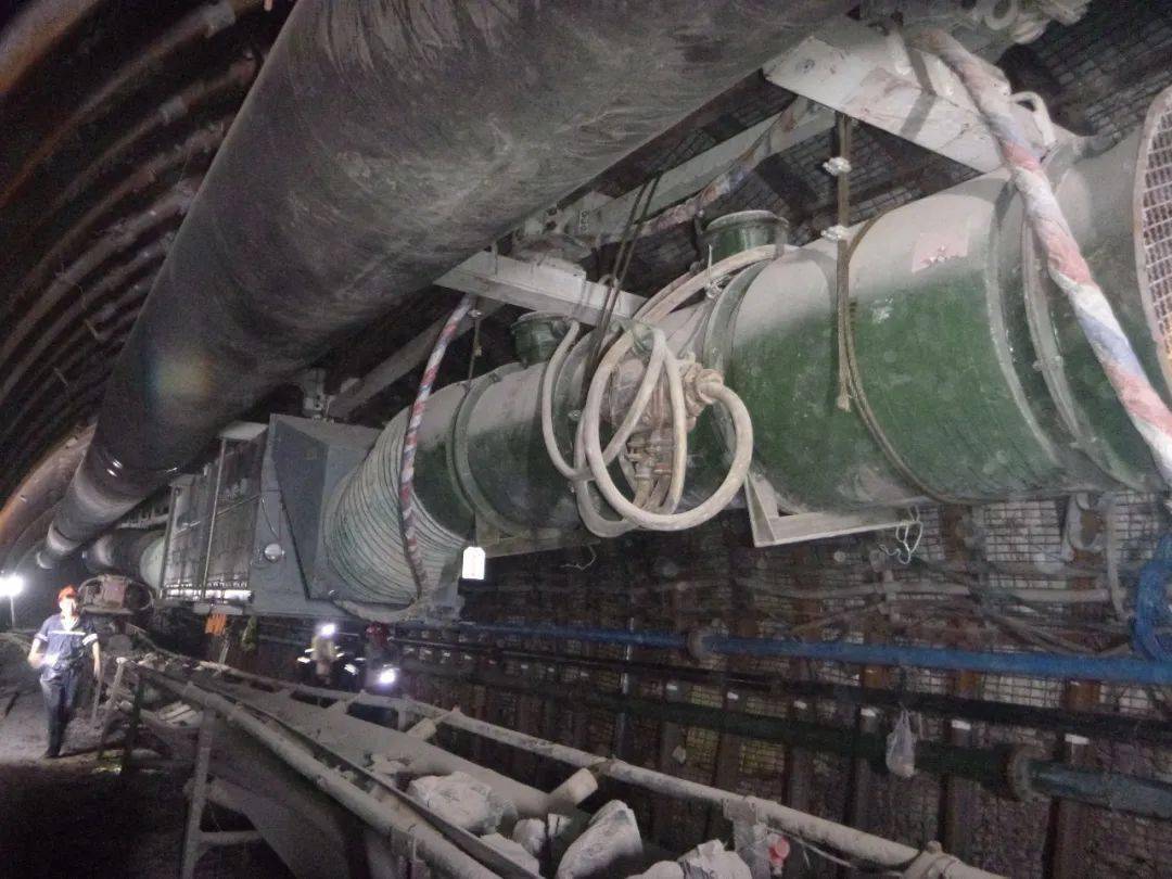 淮南矿业集团丁集煤矿干式过滤除尘系统吊挂式安装该项目团队在掘进