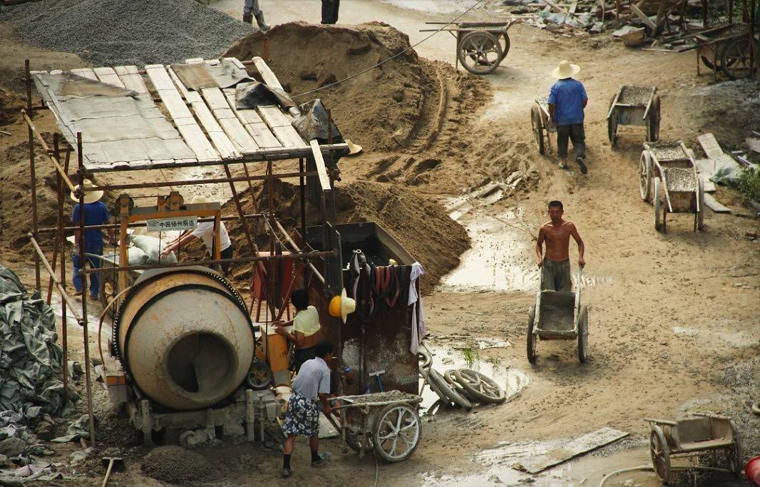 很辛苦,而且赚的不多,但是对技术没什么要求,干的都是一些苦力活儿