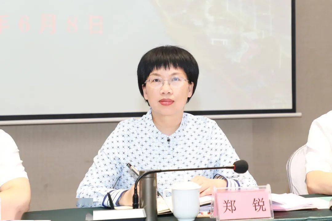 湘东区政银企恳谈会召开.湘东区领导郑锐,胡勇,周斌,宋全杰出席会议.