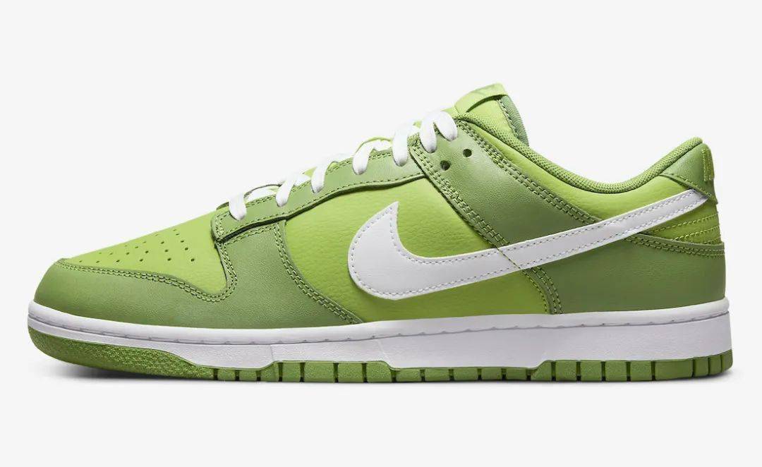 这款 nike dunk low采用全皮革打造,绿色底座,覆盖层为深 色绿色.