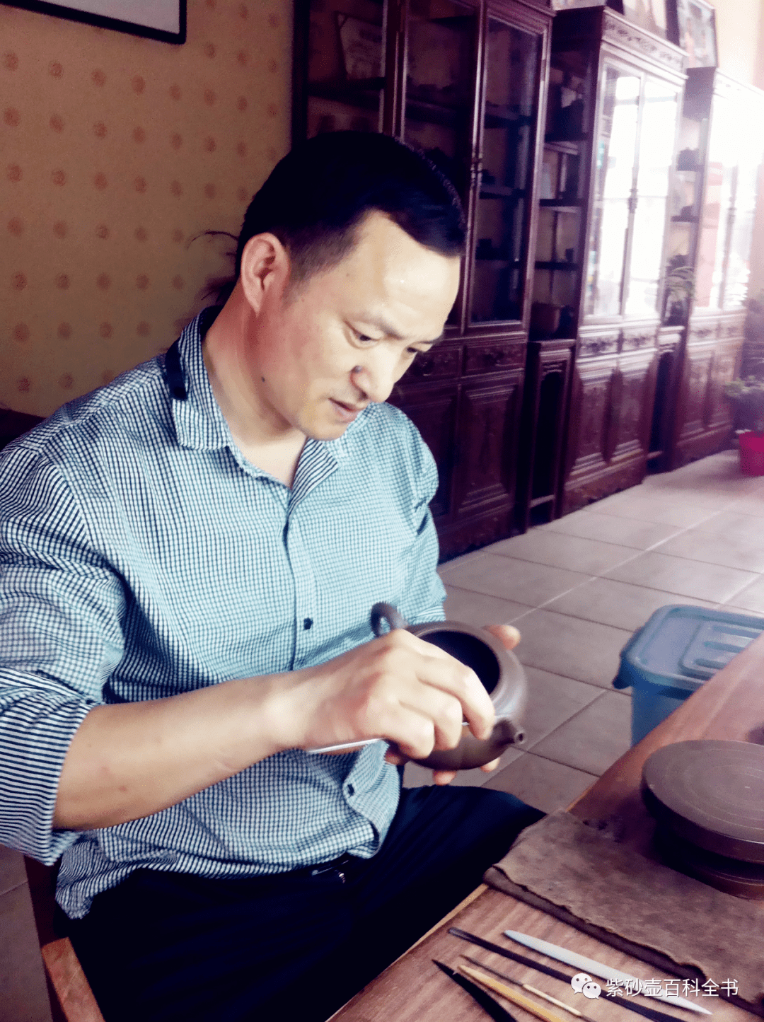 做客 紫砂壶陈掌柜 直播间今晚工艺师朱国平老师做客直播间,名家刻绘