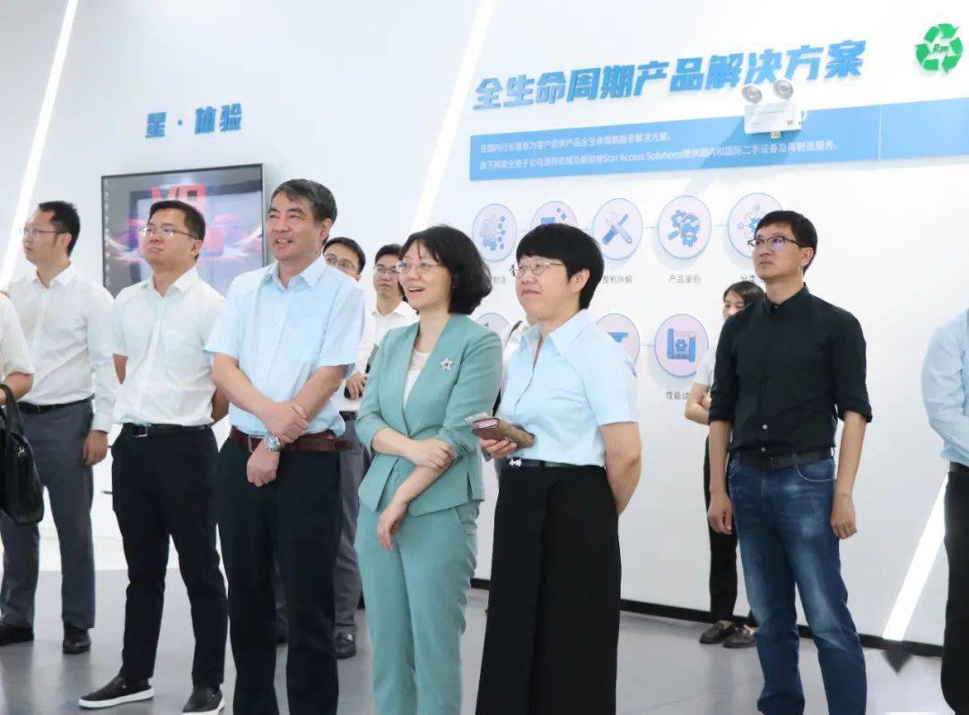 程蓓一行在星邦智能董事长刘国良的陪同下,实地参观了星邦智能数字化