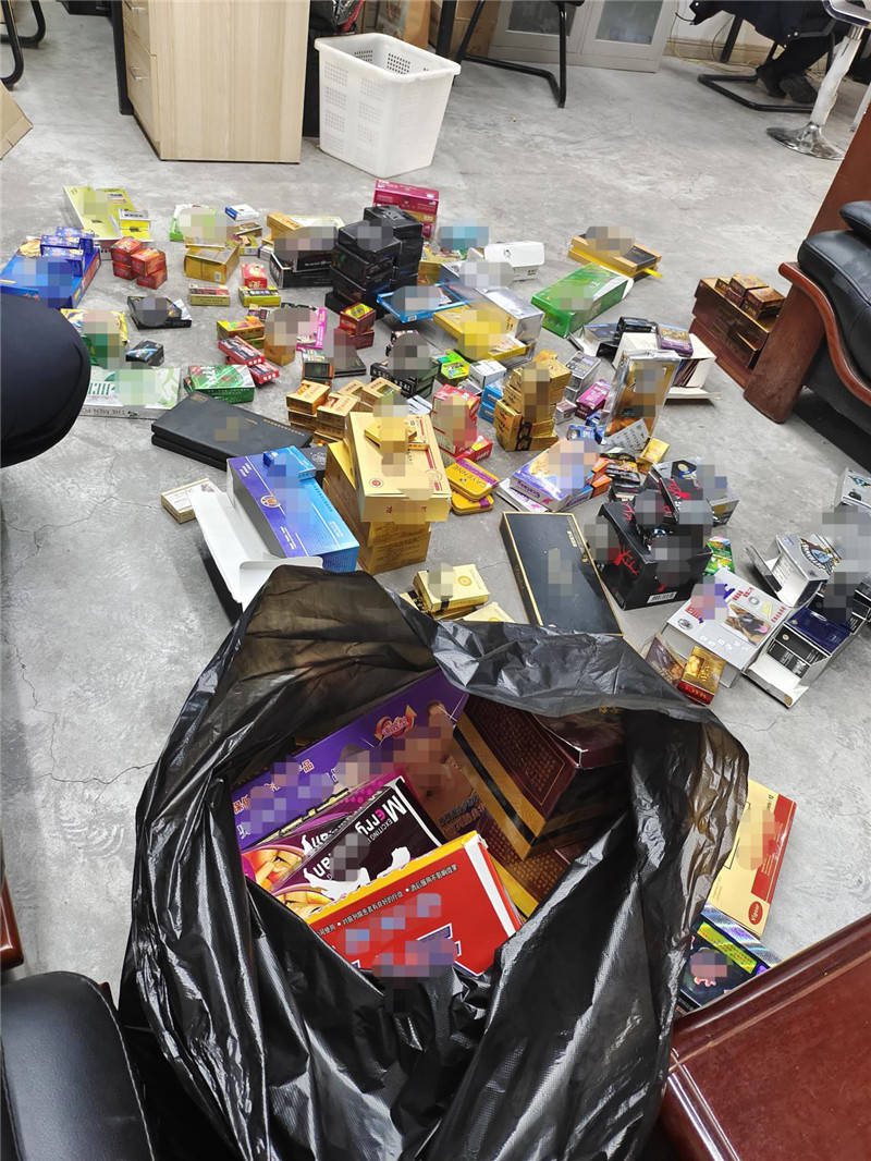 阳光讯(记者 熊玺 文/图)两人在西安一城中村,通