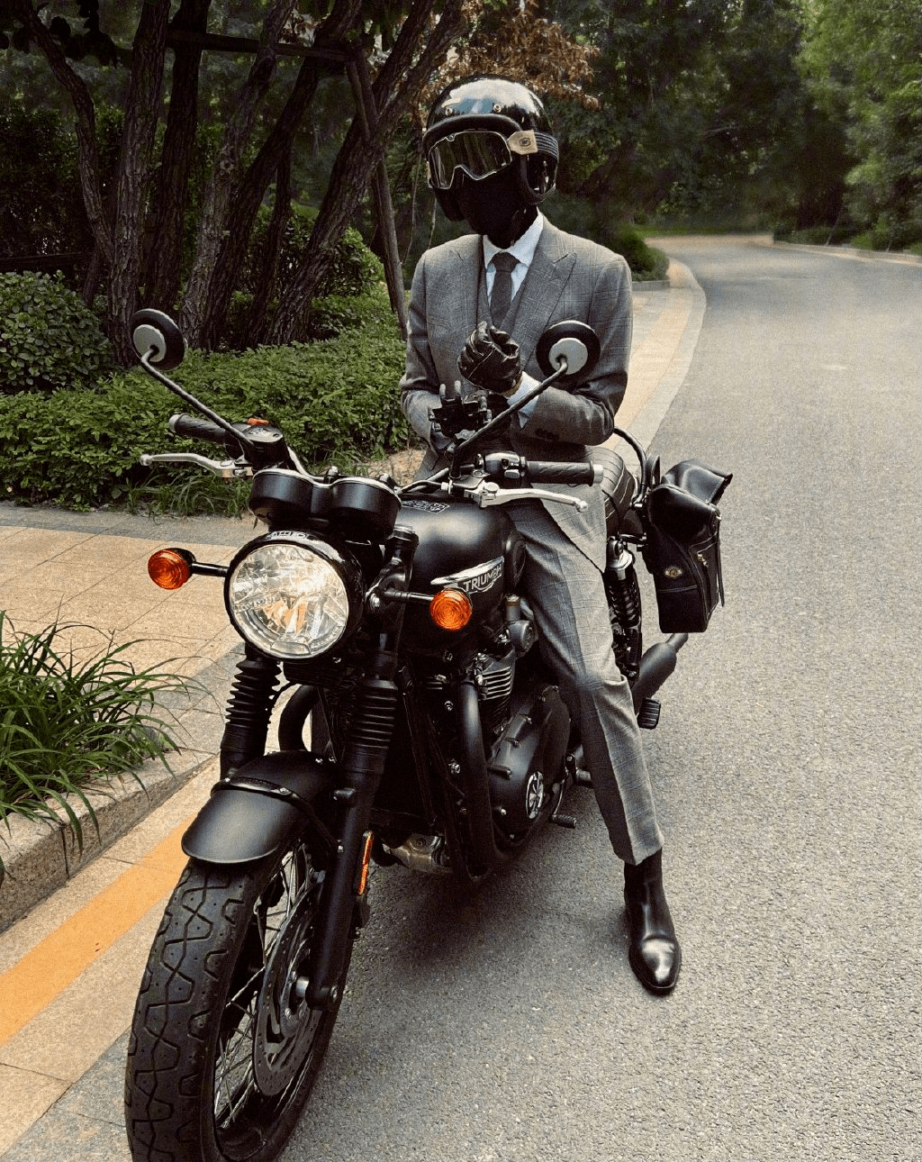 前几天张若昀因为一张身穿西装的摩托车头盔照"帅上热搜",引得不少