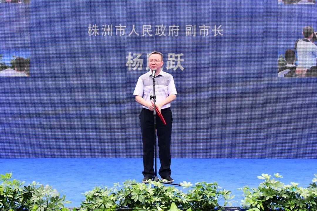 株洲市人民政府副市长杨胜跃宣布株洲市中心医院急救中心综合大楼封顶