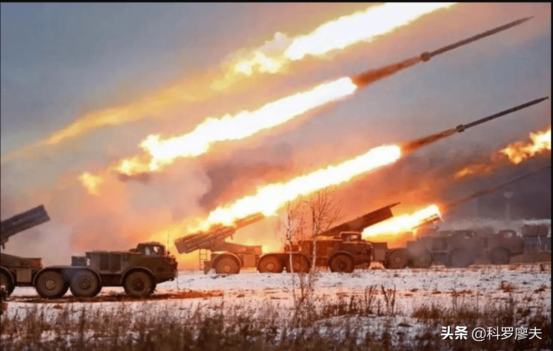 田野里弹坑如麻 炮弹不要钱一样发射 俄乌战争进入重炮对轰阶段 俄军 乌军 炮兵阵地