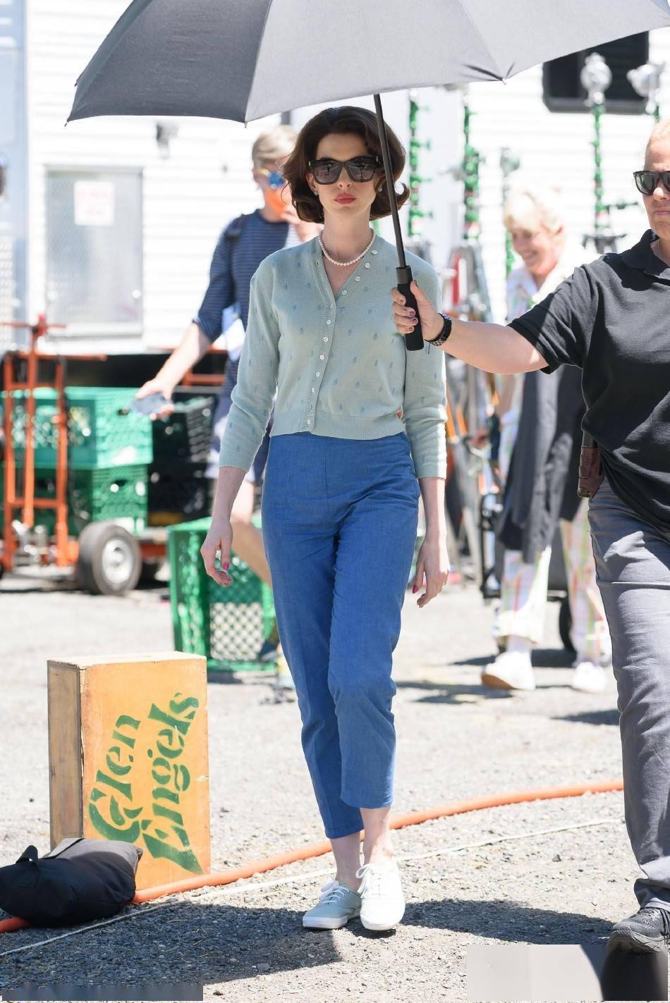 《母性本能》路透 针织衣牛仔裤造型复古_anne_时间_美国