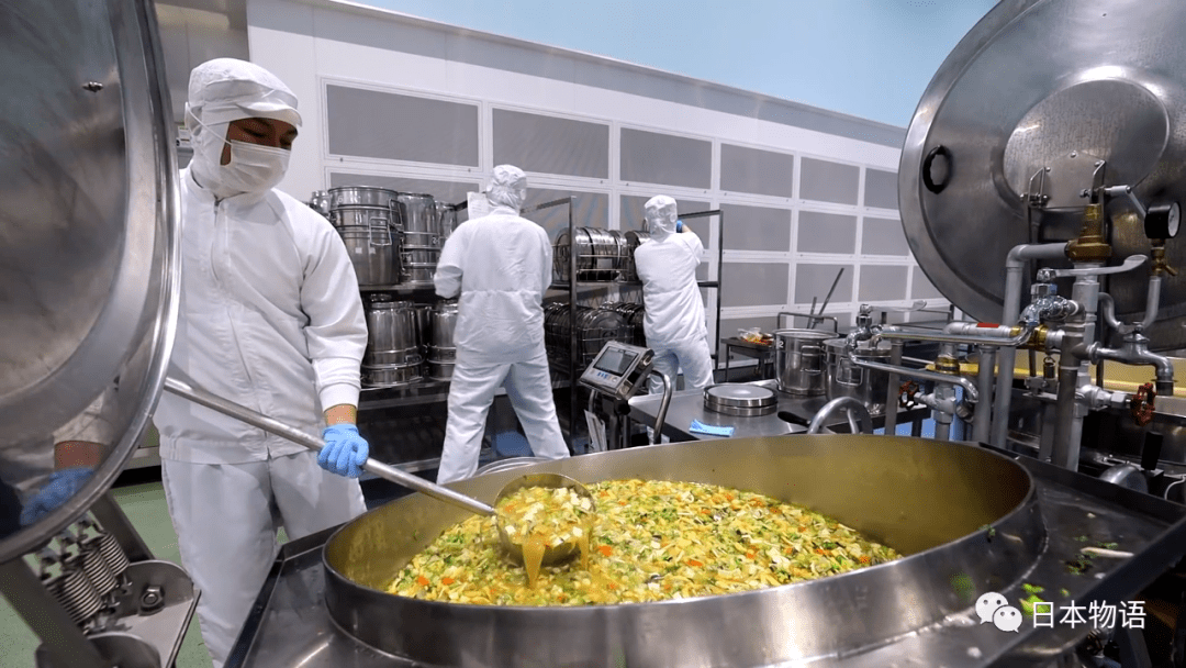 日本的孩子不吃盒饭,来看看日本的食品加工厂如何制作中小学生午餐