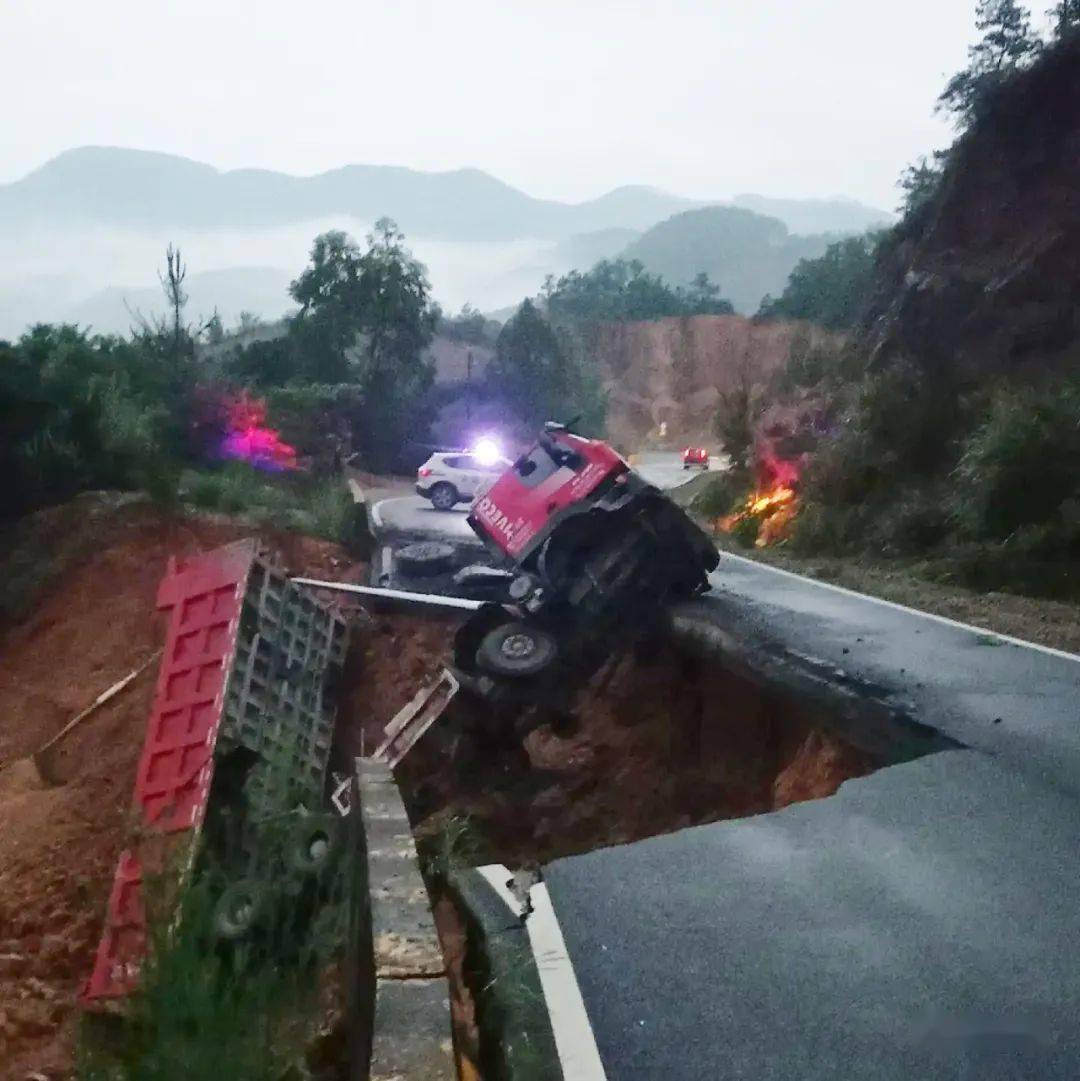 突发省道233线梅州这路面塌陷一辆大货车掉了下去