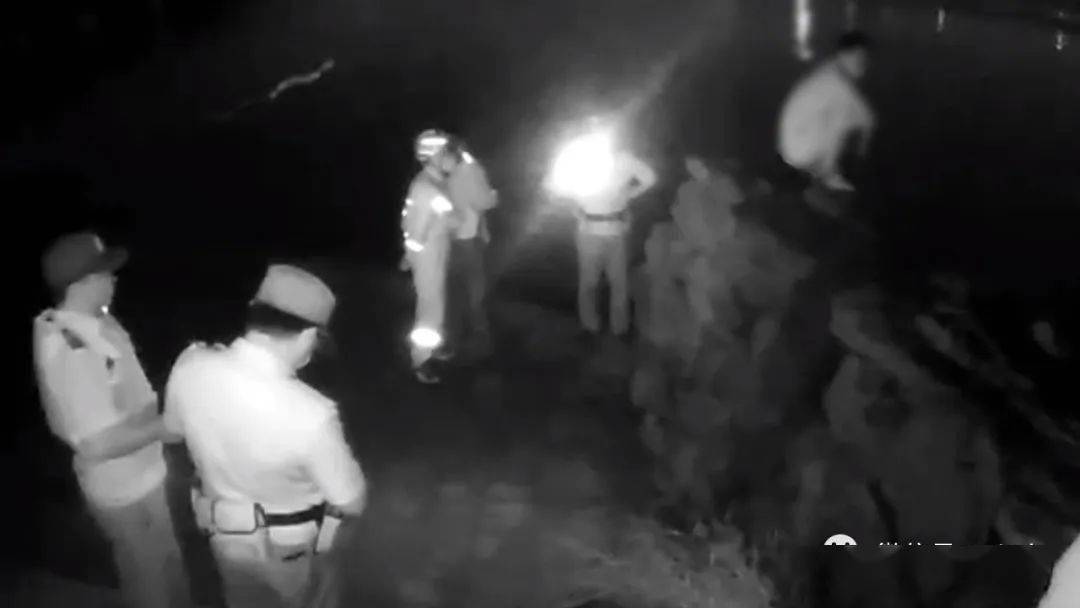 年轻小伙跟家人吵了两句 一时想不开想跳河 幸亏 林德全 李典 进行