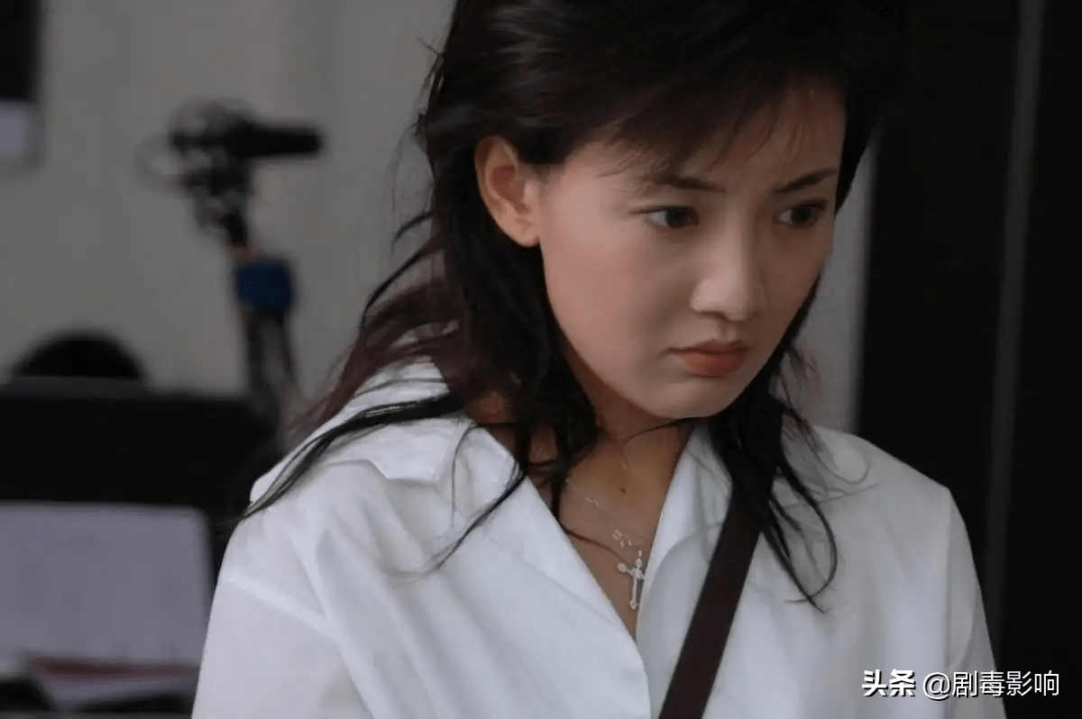 牛莉新剧合作靳东演姐弟 被吐槽整容脸