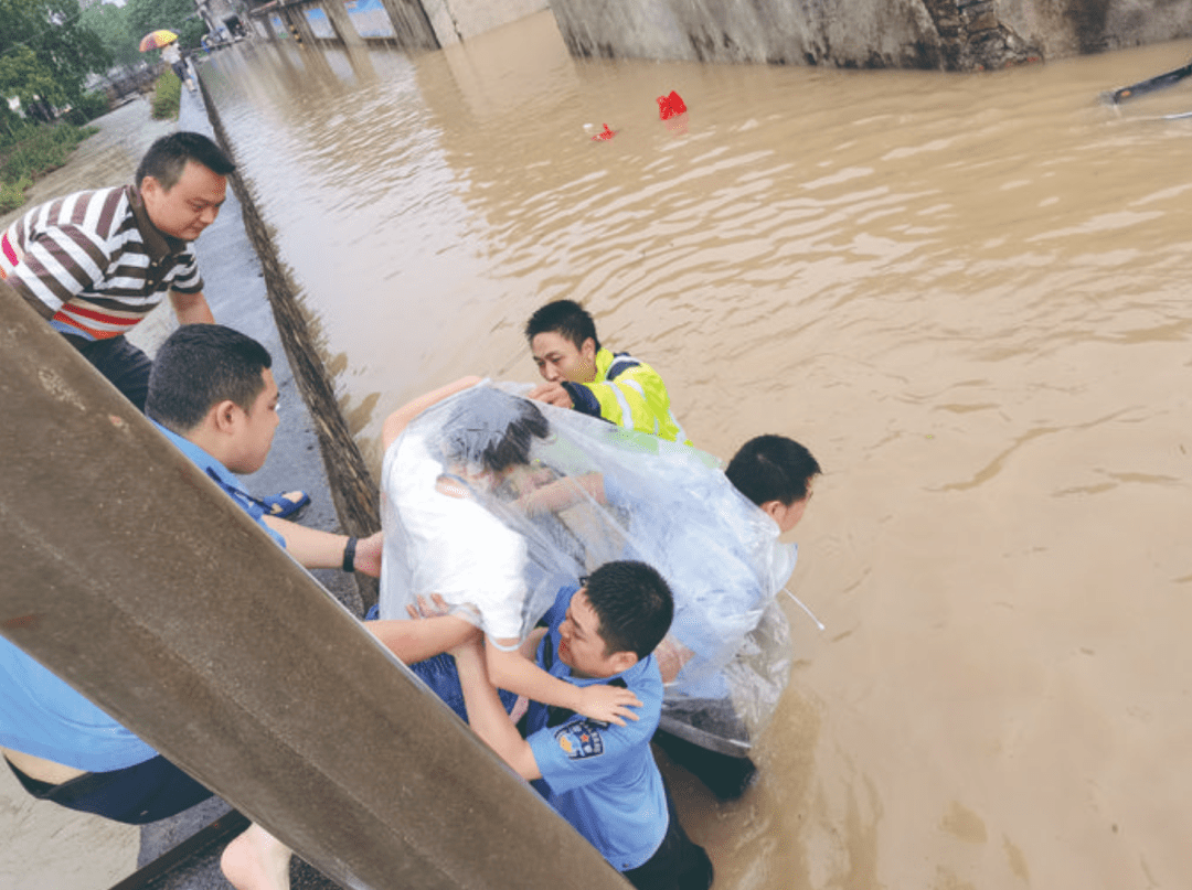 人民警察救灾照片图片