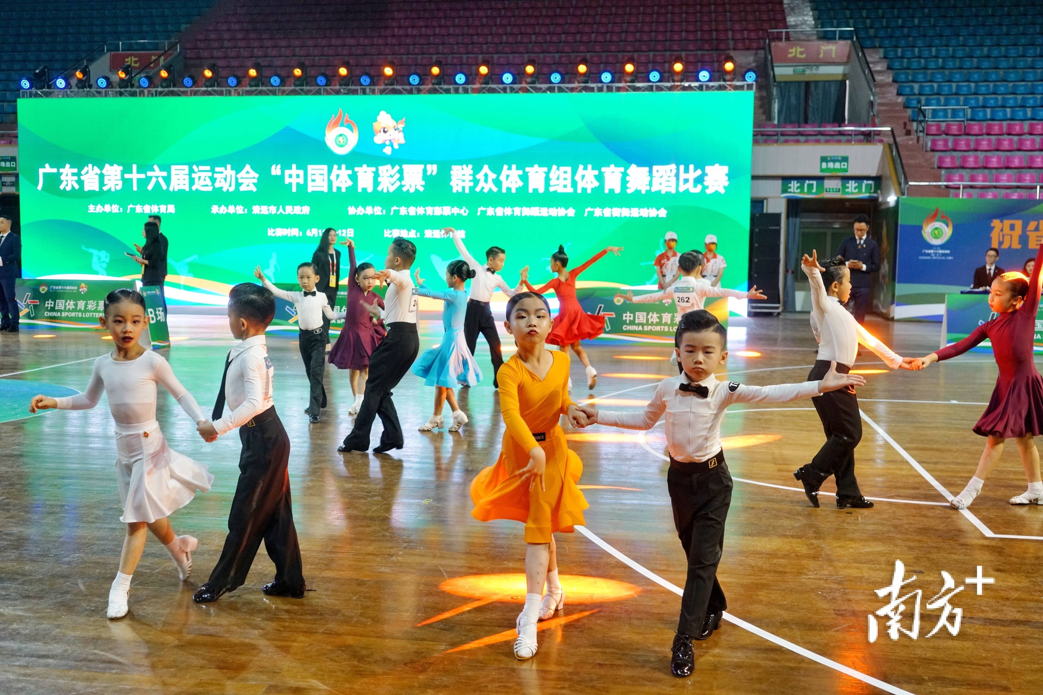 图集|舞步翩翩、舞姿摇曳,一起来欣赏体育舞蹈的魅力吧_比赛_选手_陈立楷