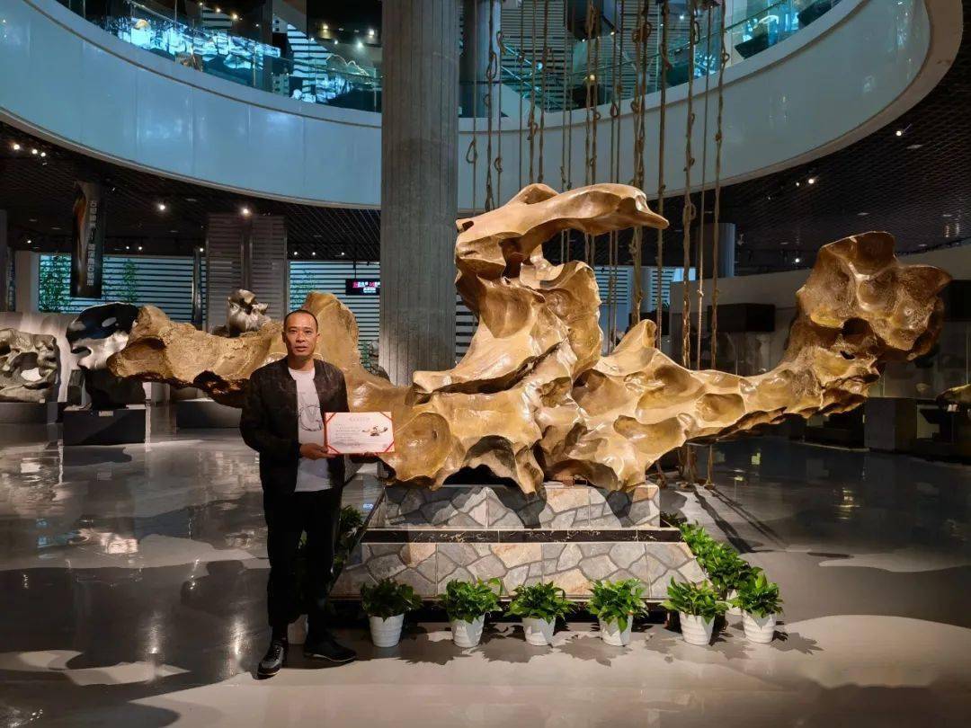 以超值的价格,将这件具有一定代表性,颇具分量的来宾北丹石留在了"