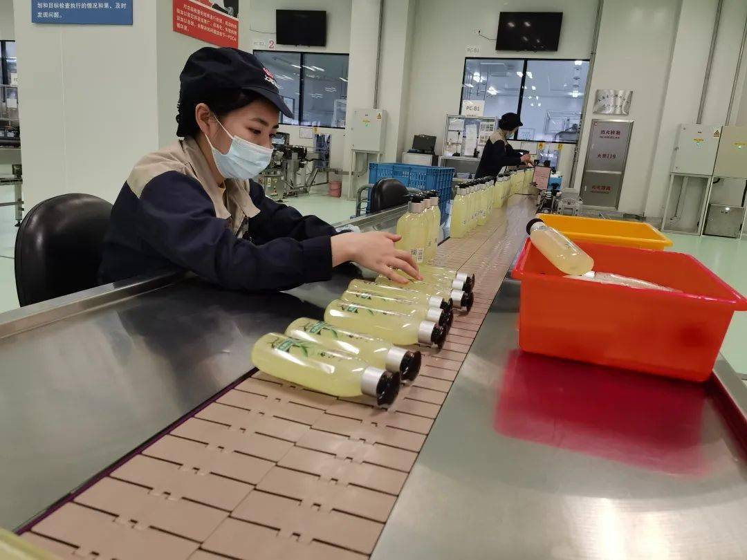 走进上海家化联合股份有限公司生产车间,一股清新的洗护品香味迎面扑