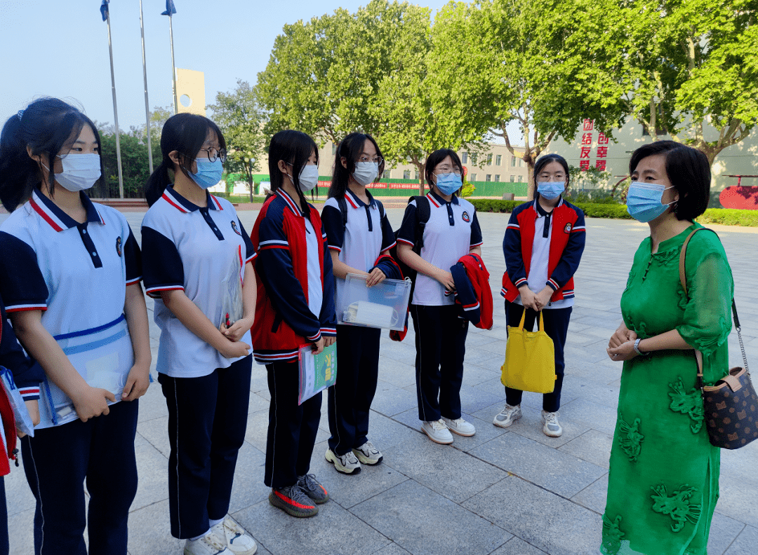 文家中学:女教师穿上旗袍,预祝考生旗开得胜,金榜题名!