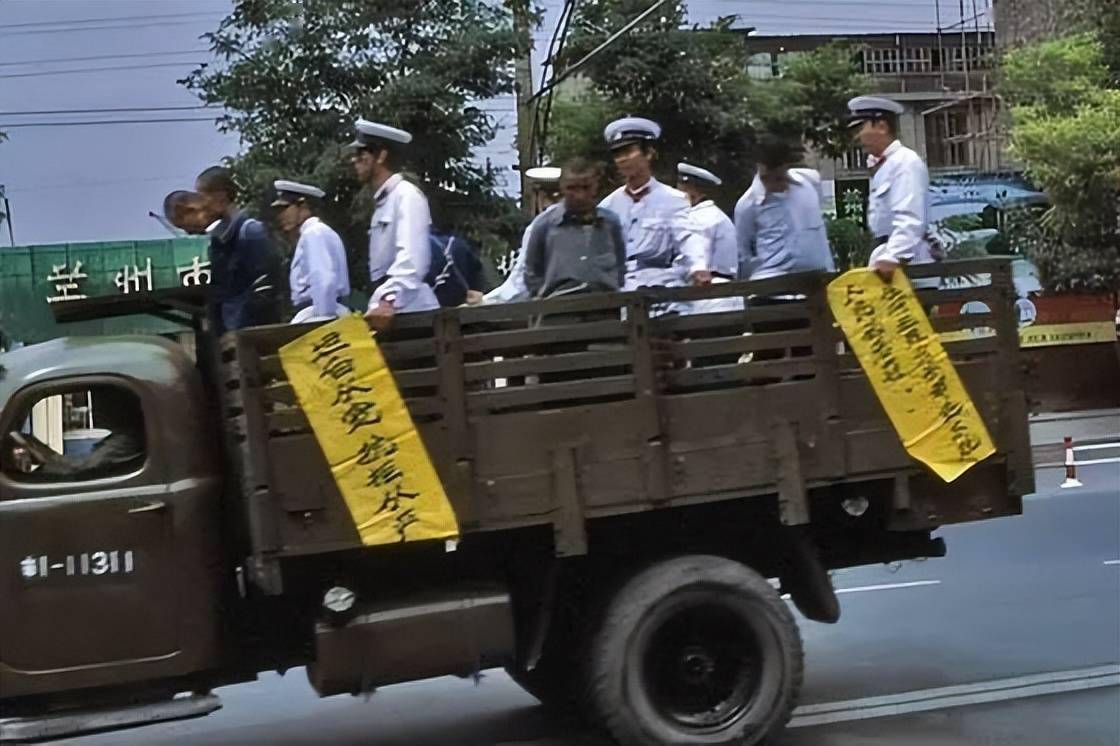 回顧一下1983年中國嚴打唐山市菜刀隊50餘人被槍決