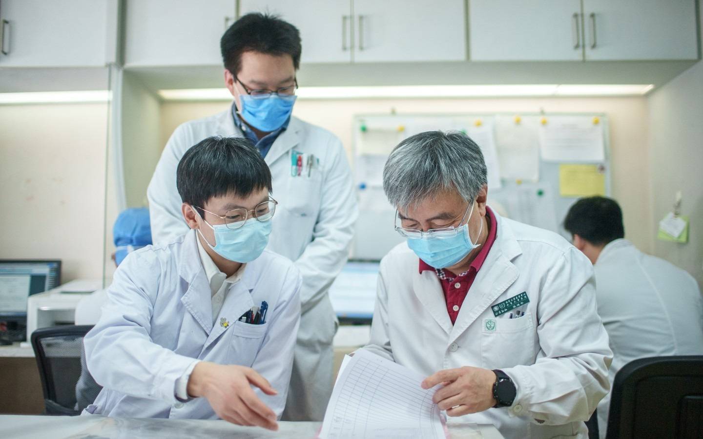 张潍平一路奔跑着上山的人体修理师