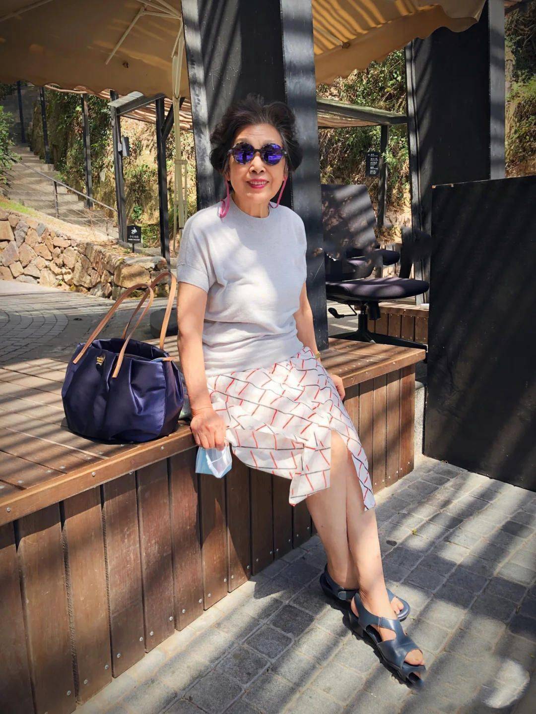 耄耋之年的女人,要少穿老年装!学这位82岁阿婆的穿搭,好显气色