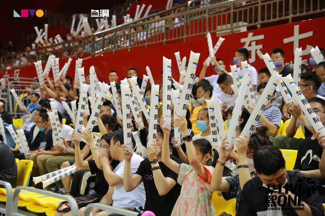 激动,尤其是进球那刻,一声声加油,一声声好球,足以证明这场球赛的精彩