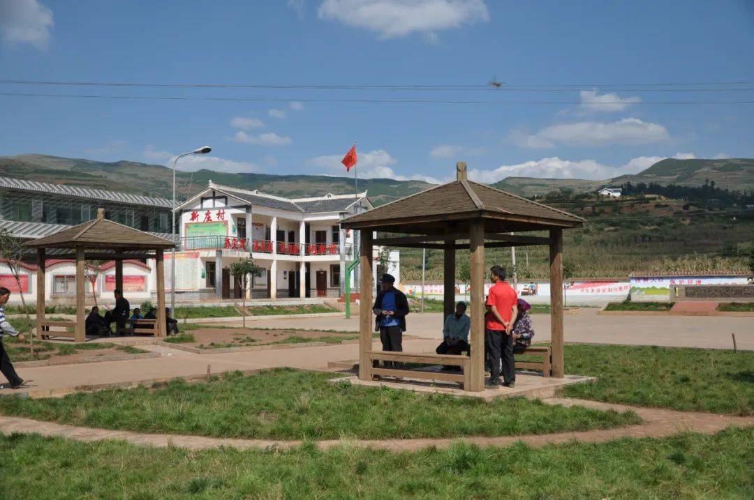 走向乡村振兴炉山镇党旗飘扬风帆劲乡村振兴干劲足