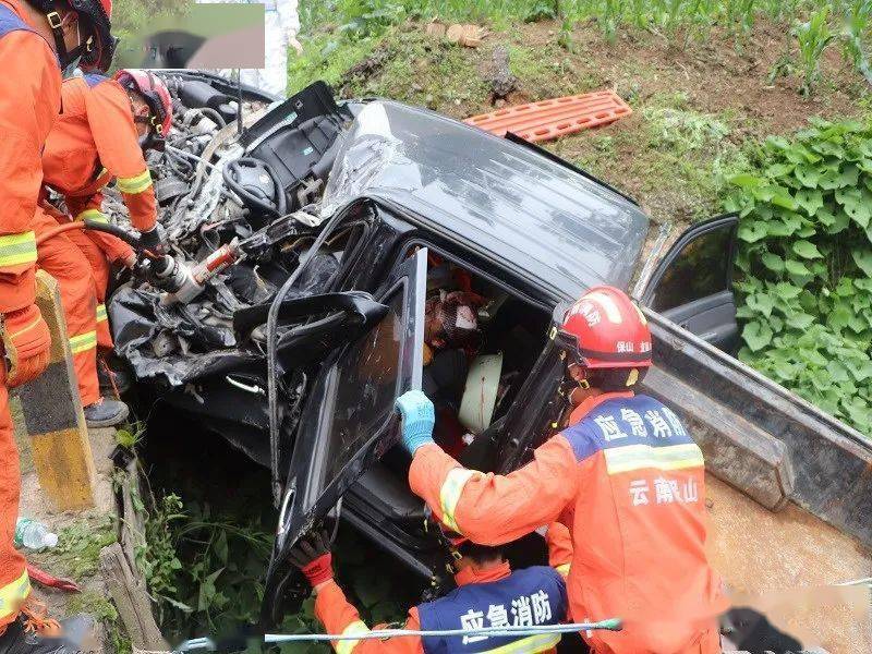 保山消防三天连发多起交通事故雨天行车马虎不得