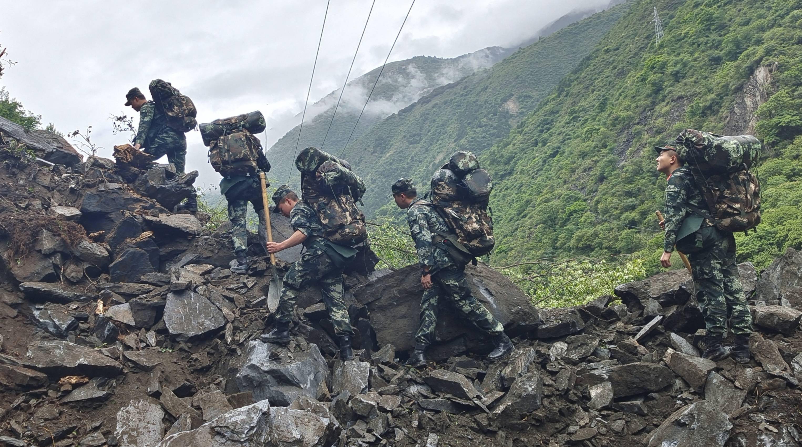 汶川地震救援官兵图片