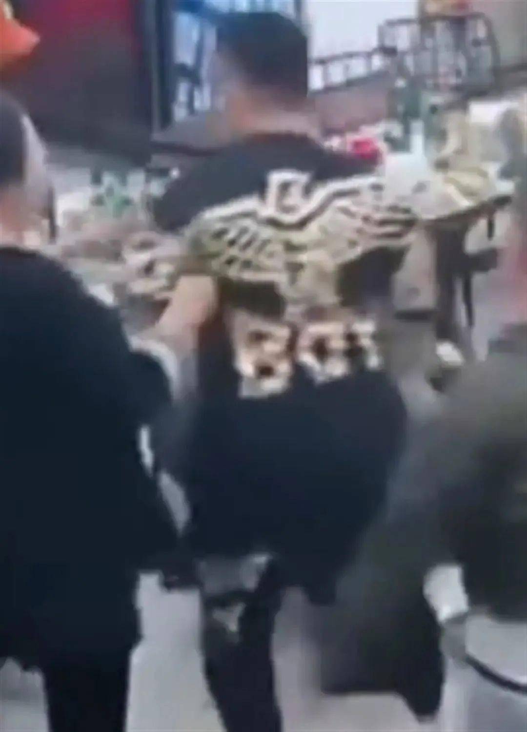 唐山打人男子所穿品牌遭网暴，回应来了