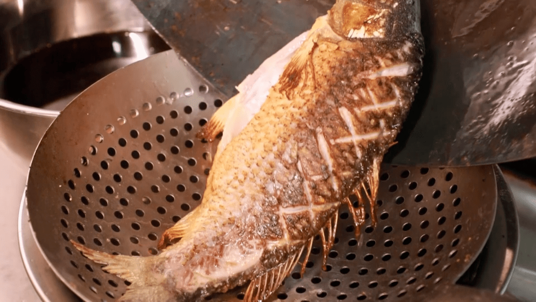 【大師的菜】魚肉下酒,魚湯拌飯,四川家常味經典名菜—豆瓣魚!_湯汁_