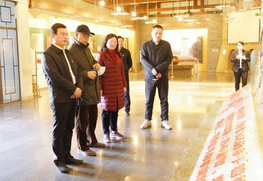 分管日常工作的副校长张洁等校领导与龙湾屯镇党委书记张国宇等镇