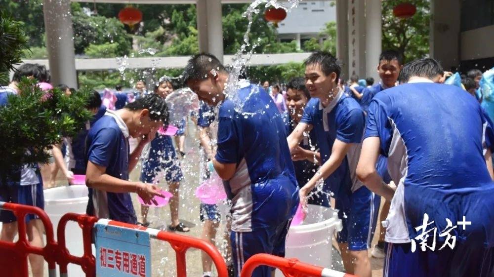 福田中学泼水节图片