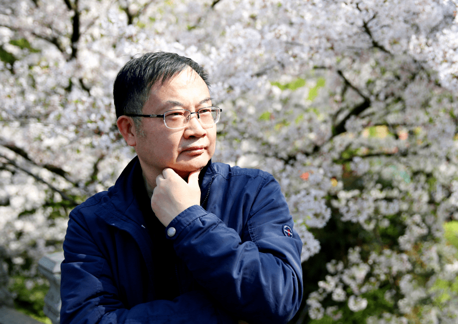 陈富强电力文学系列讲述百姓身边的点灯人照亮崭新时代