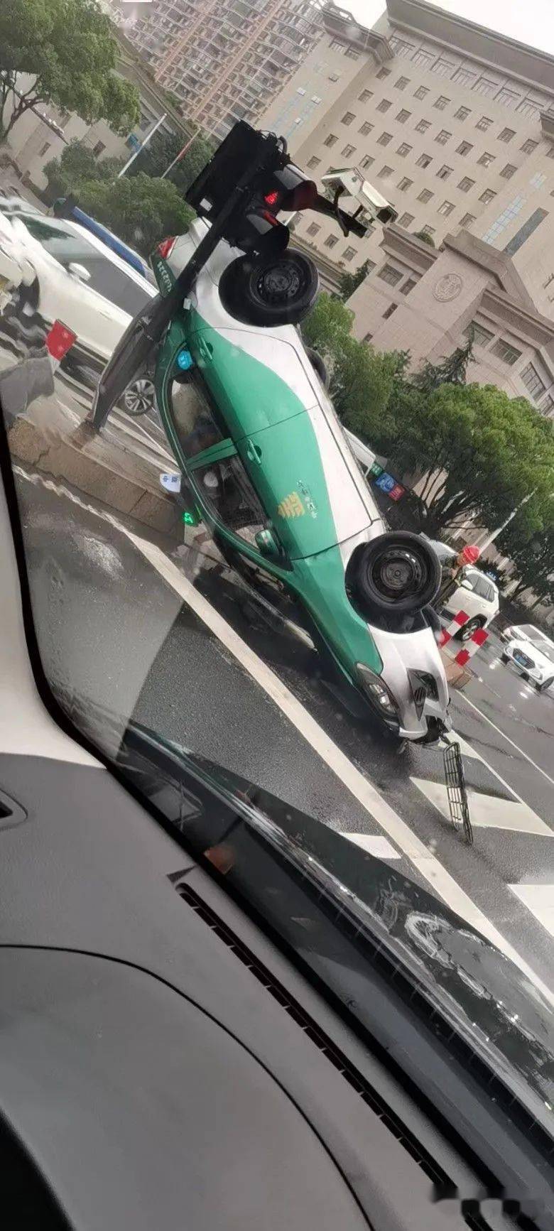 金华市区一辆出租车翻车,原因竟是._杨胜_胡师傅_路口