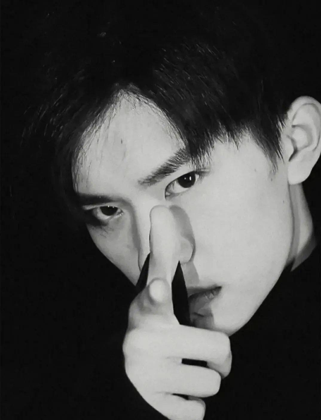 荷尔蒙爆棚闭关拍戏也不忘存一些日常跟粉丝分享千玺太会了!