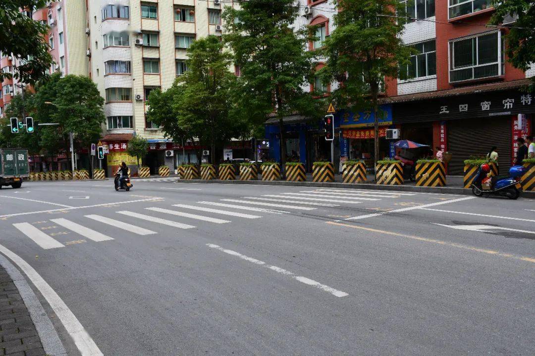 新妙镇迎宾路口红绿灯正式投入使用