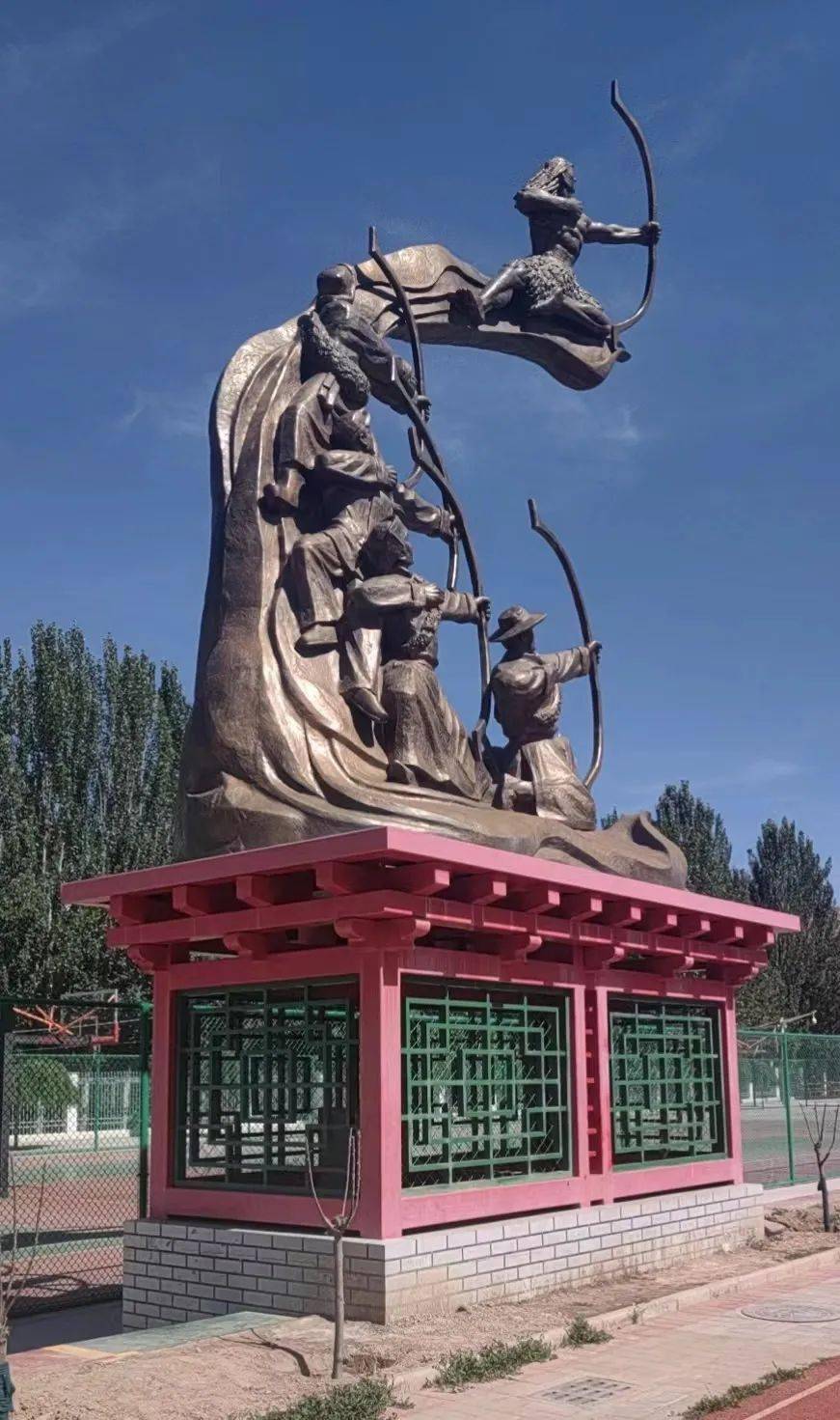 体育场内建有"五彩神箭雕塑",本院在履行公益诉讼监督职责中发现,"