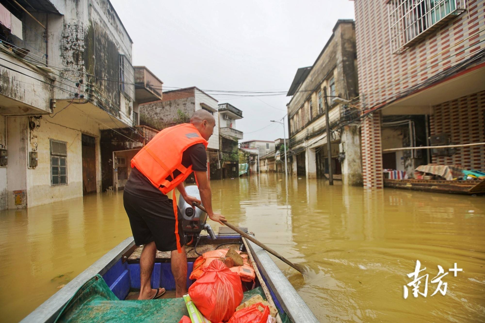 多图直击│洪水围村水近屋顶清远村民撑艇仔买菜