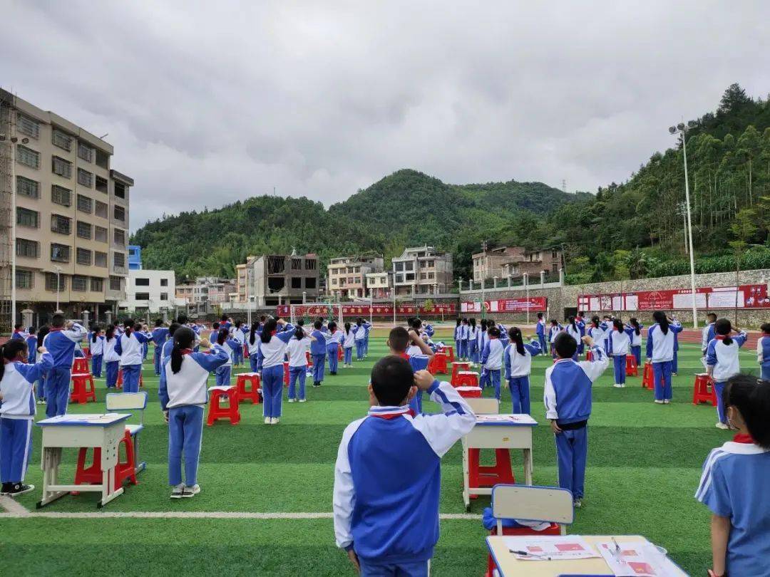 喜迎二十大争做好队员那坡县城厢镇深龙小学2022年少先队系列主题活动