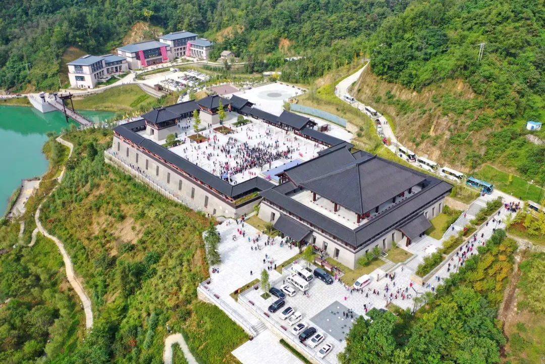 实行线下投放领取方式,来石游客扫码关注"石泉旅游"微信公众号即可