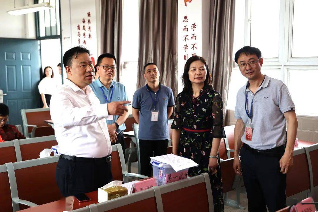 在七都中学和江村实验学校(初中部),镇党委书记蔡建忠认真听取了学校