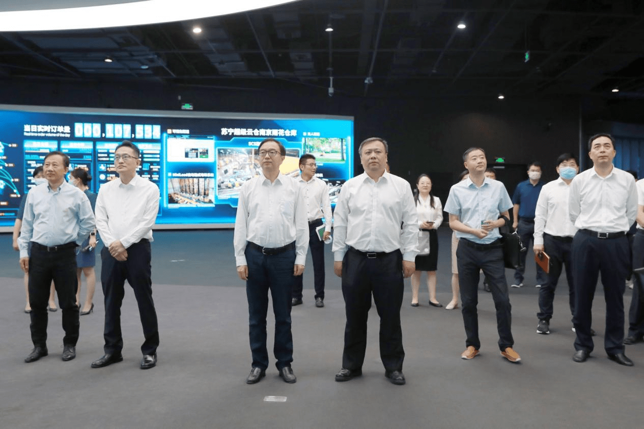 董事长周勇一行到访苏宁易购总部,与苏宁易购集团总裁任峻举行会谈,为