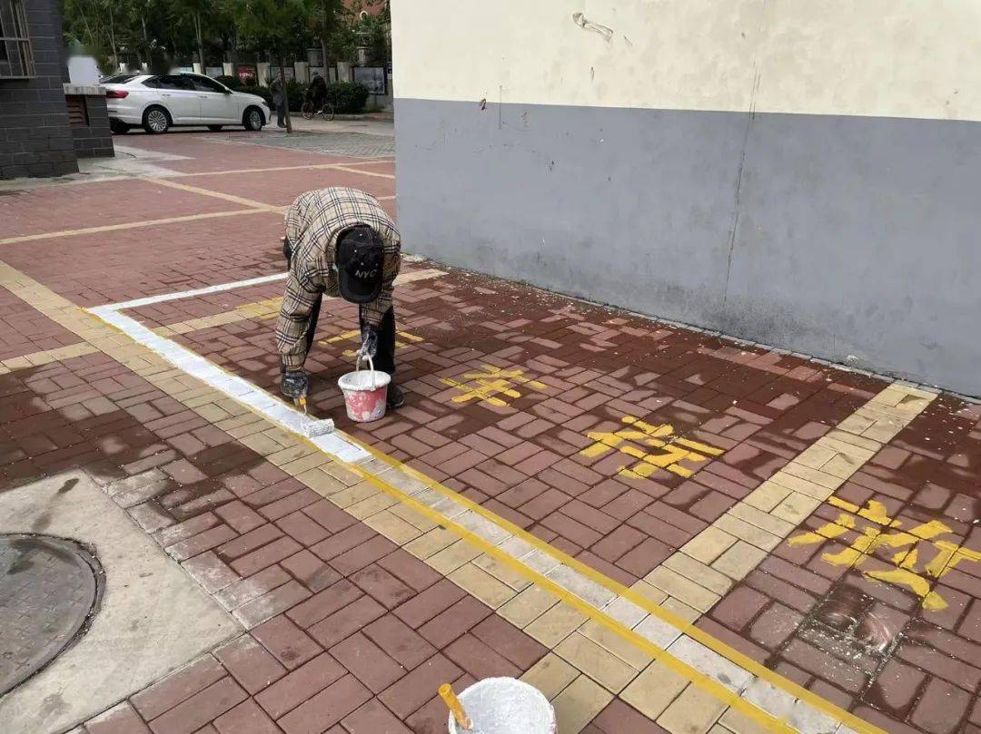 比学赶超奋勇争先惠民道街道科学规划停车位绘制文明风景线