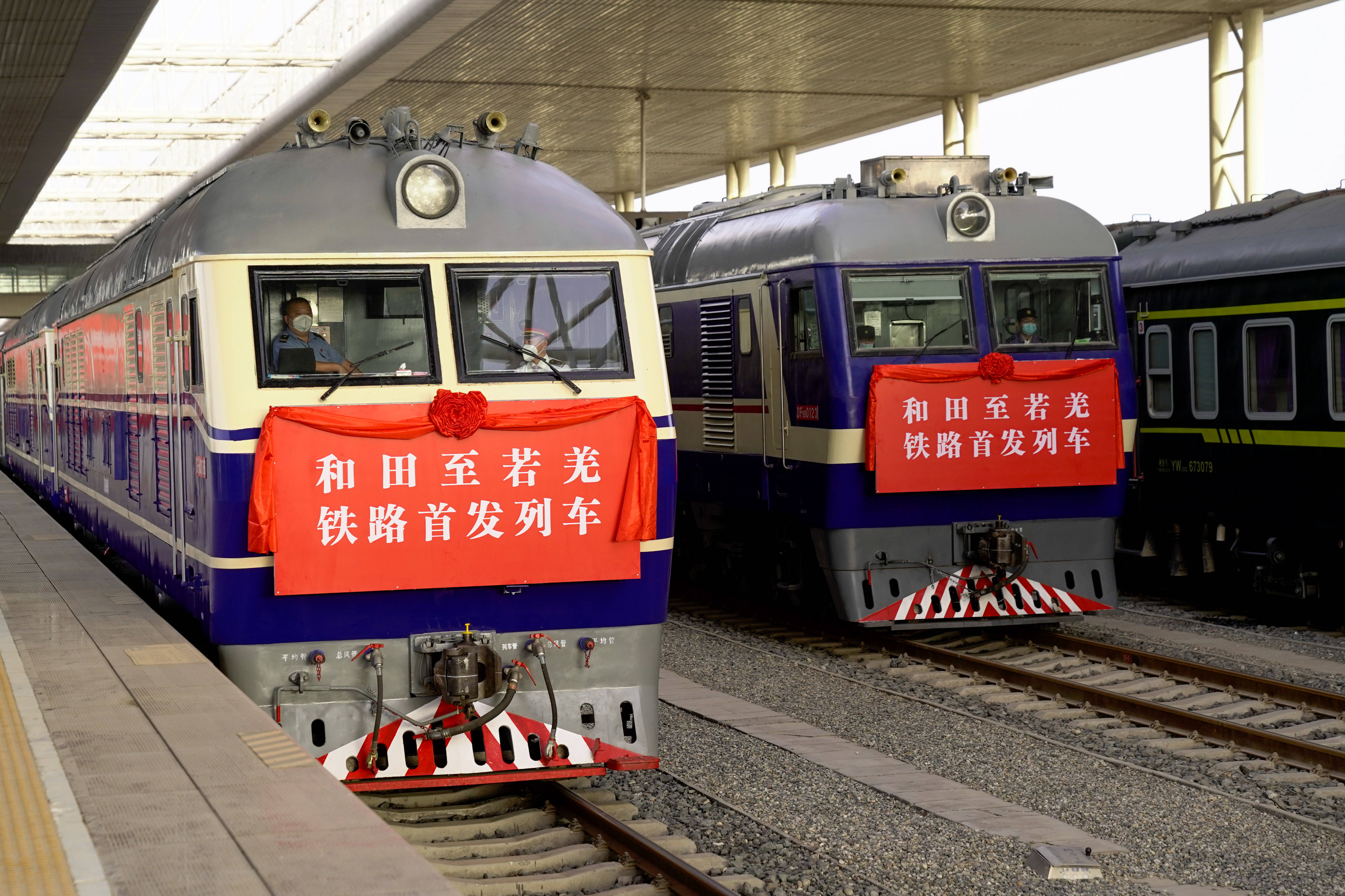 和若鐵路開通運營中國建成世界首條環沙漠鐵路線