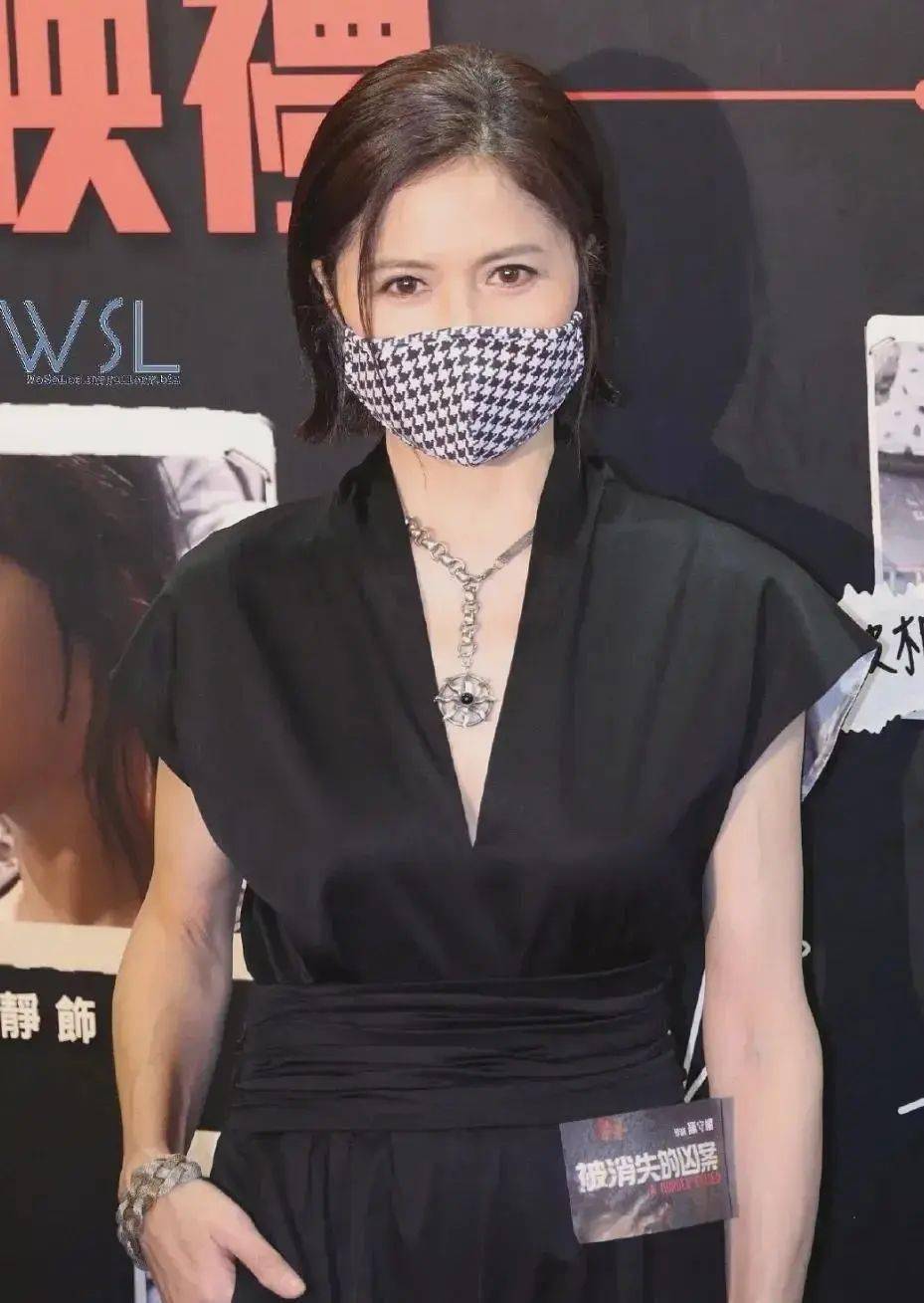 邵美琪57岁容光焕发瘦了发型也好看但肉皮太松难掩真实老态